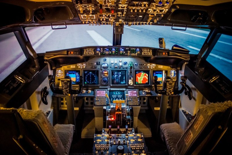 Кабина Boeing 737 авиатренажер