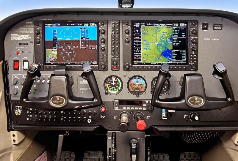 Кабина Cessna 172s