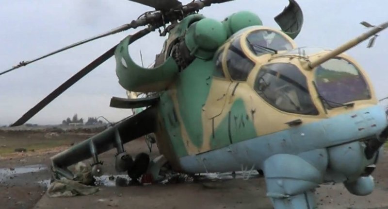 Ми-24 вертолет обстреливает