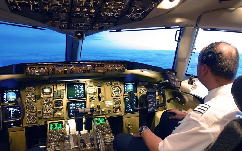 "Кабина самолета c-295w"