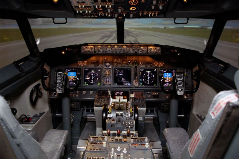Кабина аэробуса Боинг 737