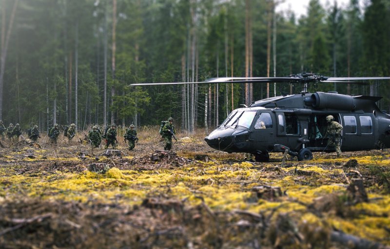 Вертолет над тайгой