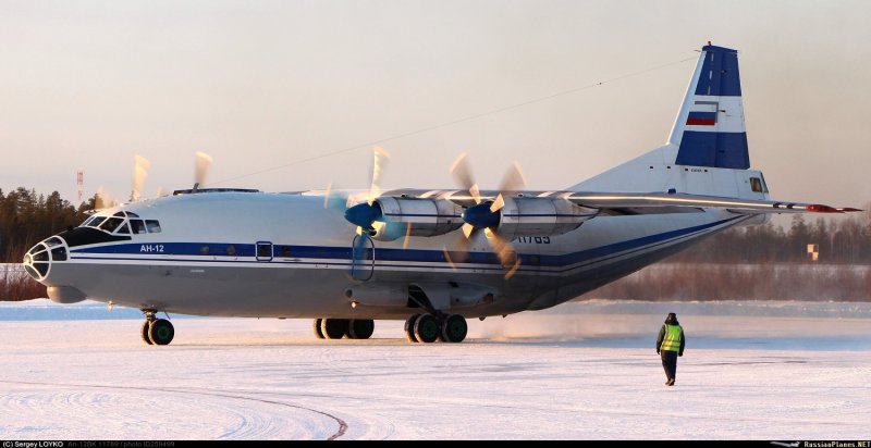 Самолет АН 12 СИБНИА