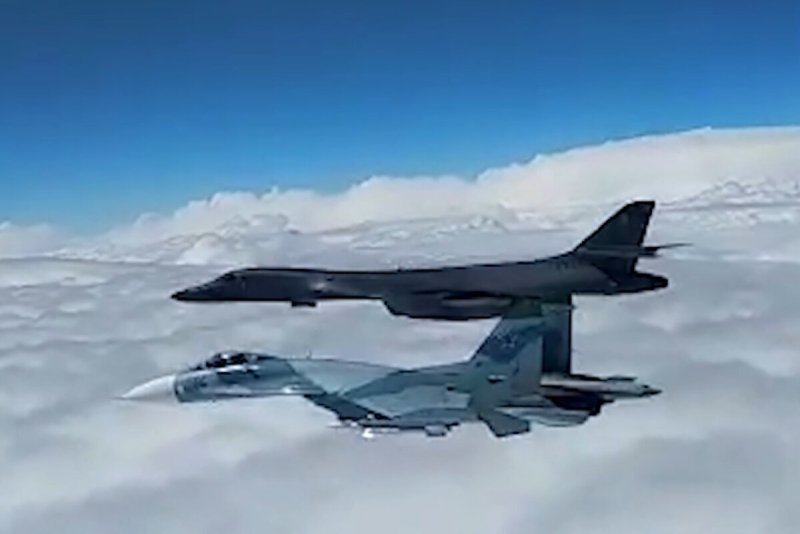 B-1b Lancer Су-27 перехват