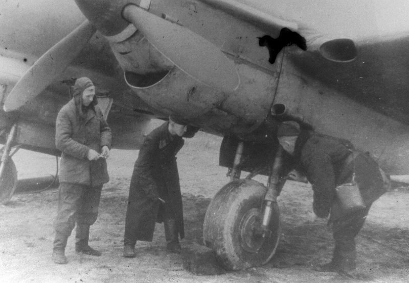 Пе2 бомбардировщик авиационного гвардейского полка