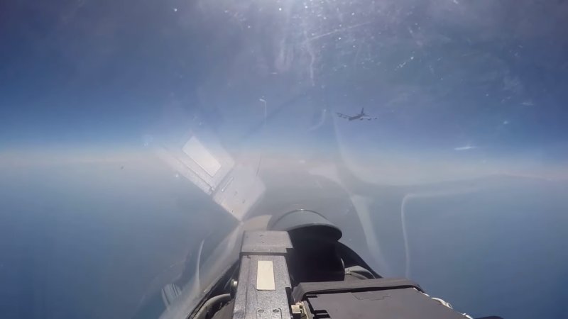 Перехват Су-27 б-52