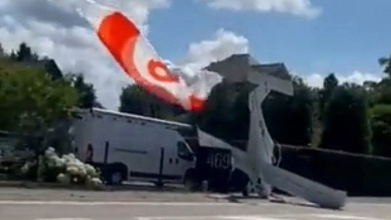 Самолет с парашютом
