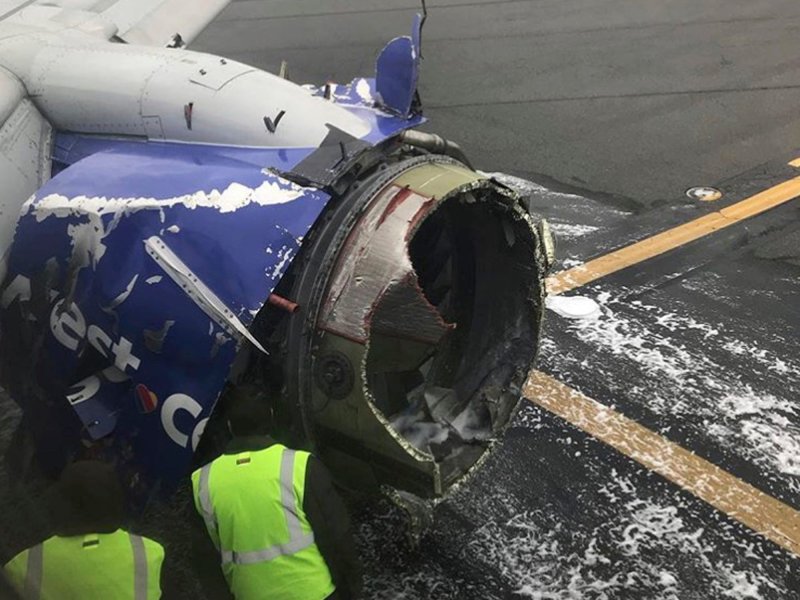 Боинг 737 взлетает на одном двигателе