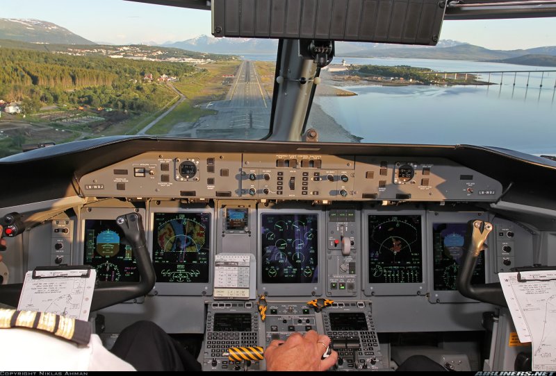 Dash 8 q400 кабина