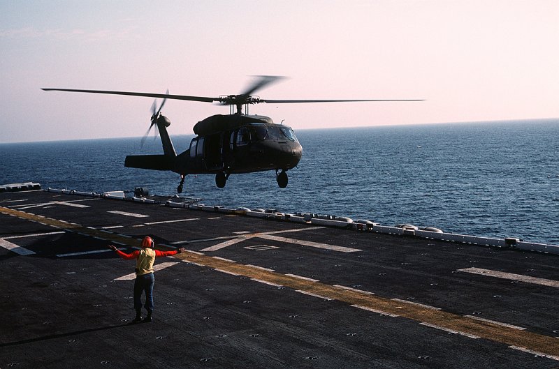 Вертолеты Сикорский uh 60 на авиабазе