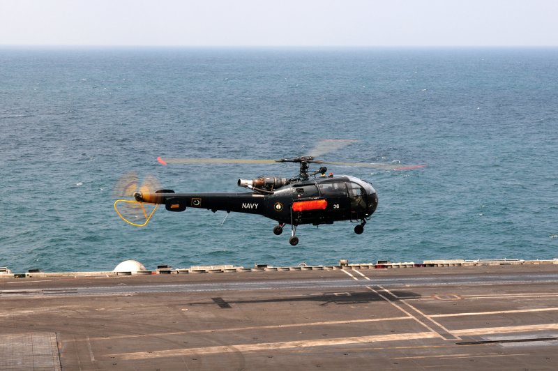 Посадка вертолет Алуэтт ВМС Индии на ТАВКР фото