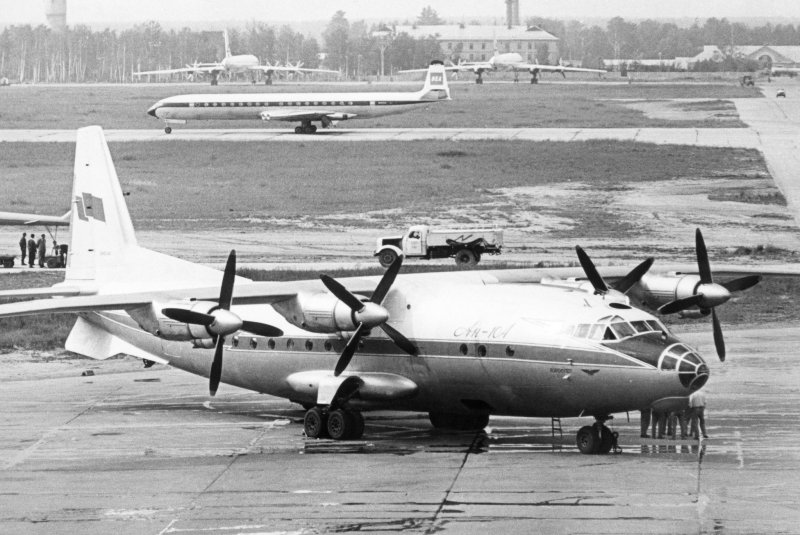 АН-10 пассажирский самолёт