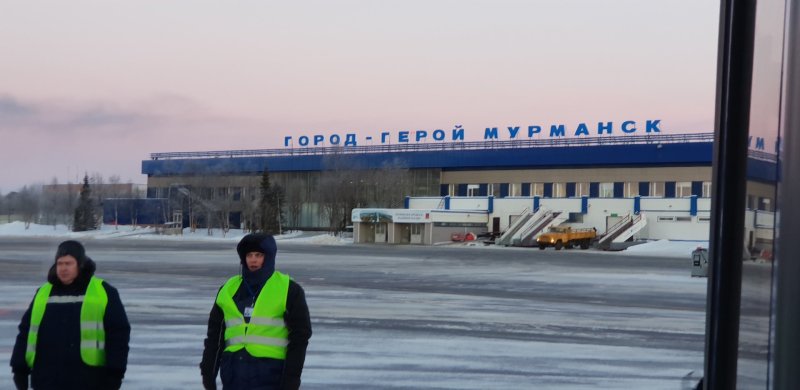 Аэропорт Мурманск мужик на фоне