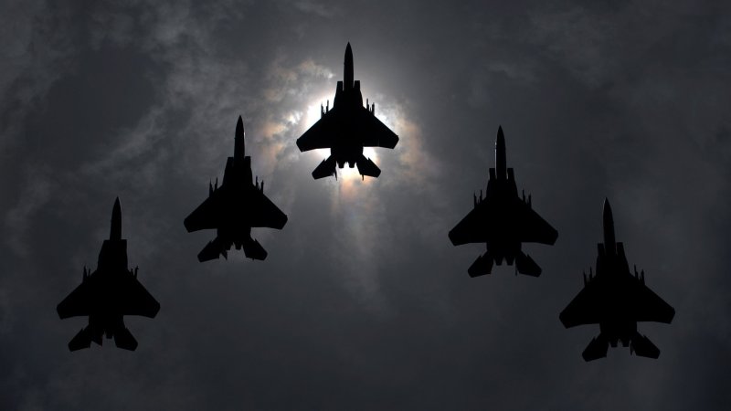 Военные истребители на черном фоне
