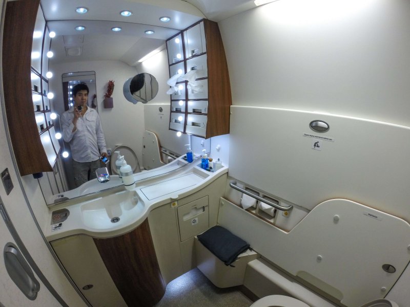 Airbus a380 туалет