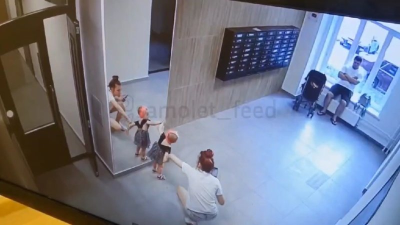 Девочка в лифте
