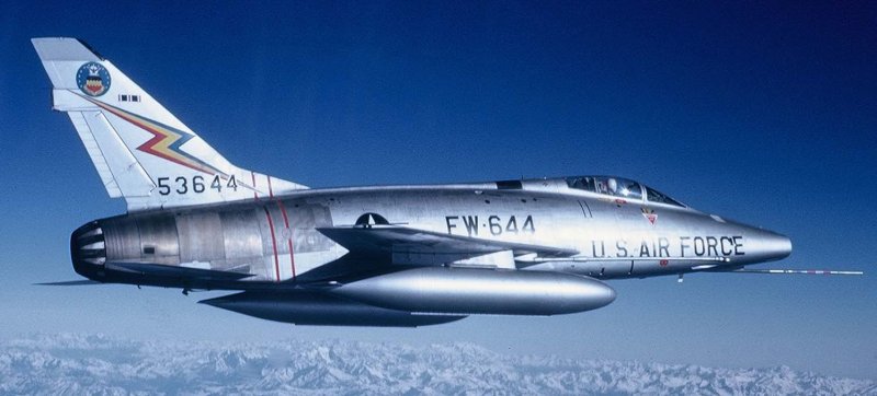 Самолет f-100 super Sabre