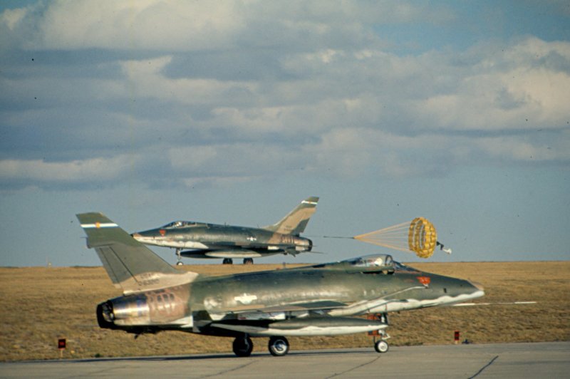 Истребитель f-100 super Sabre