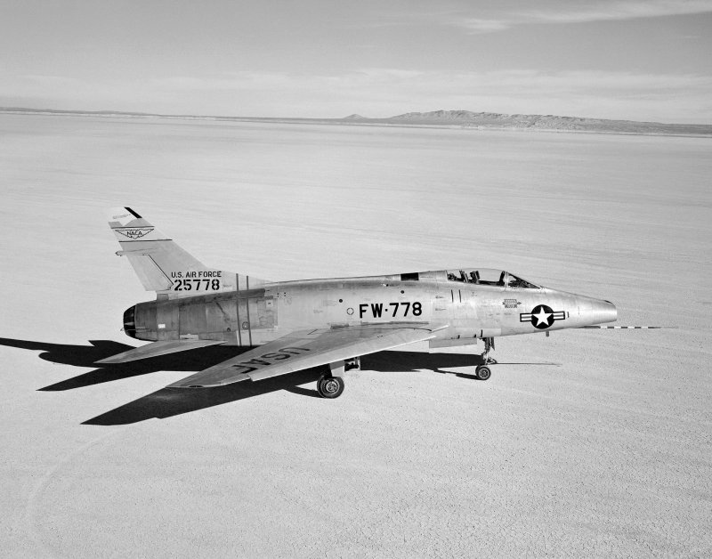 Самолет f-100 super Sabre