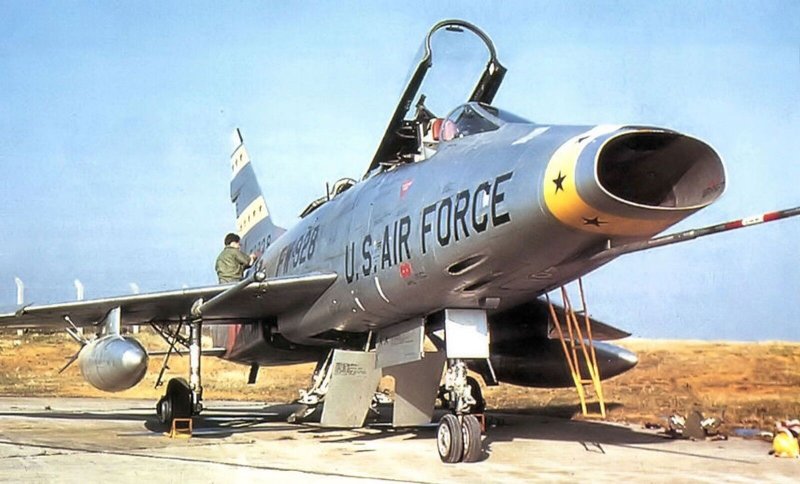 Самолет f-100 super Sabre