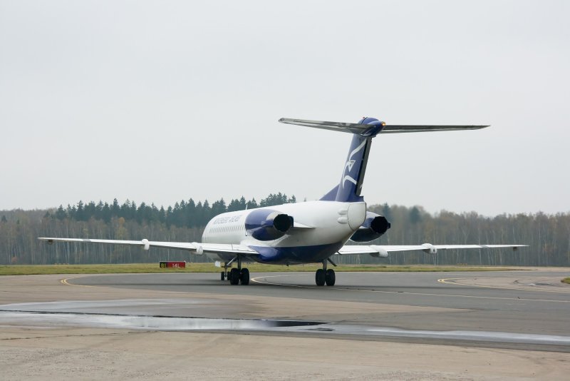 Самолет Fokker 100 фото