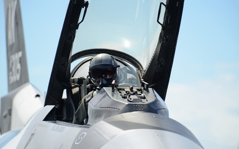 F 16 истребитель кабина