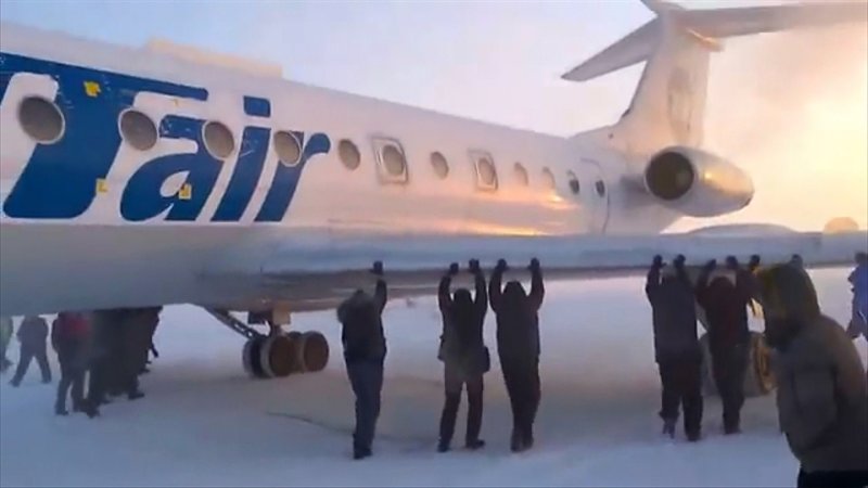 Пассажиры толкают самолет