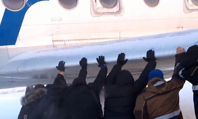 Толкают самолет в Игарке