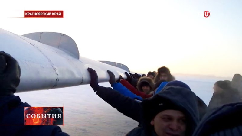 Толкают самолет в Игарке