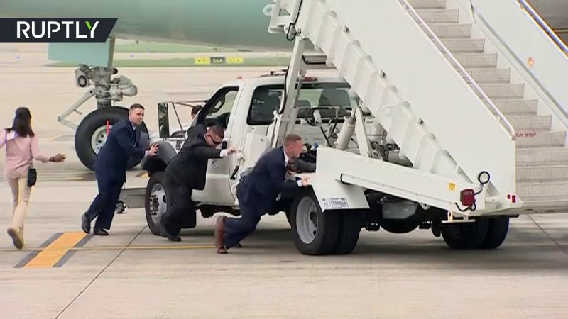 Трамп трап самолета ок