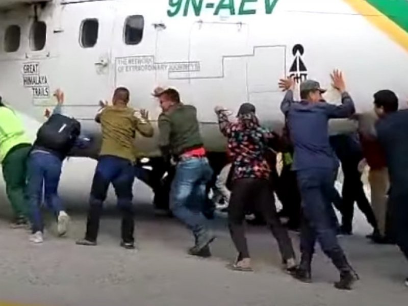 Толкают самолет