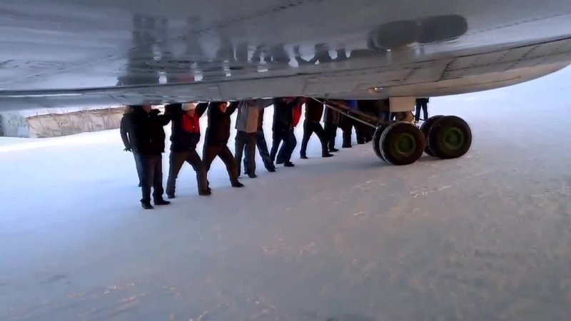 Пассажиры толкают самолет в Игарке