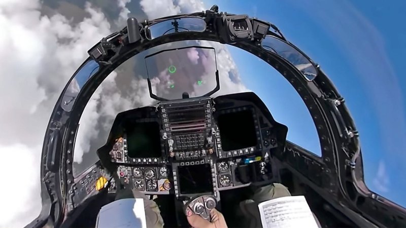 F-15e Strike Eagle кабина