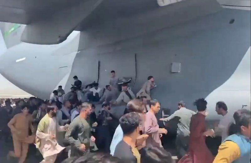 Падают с самолета Афганистан