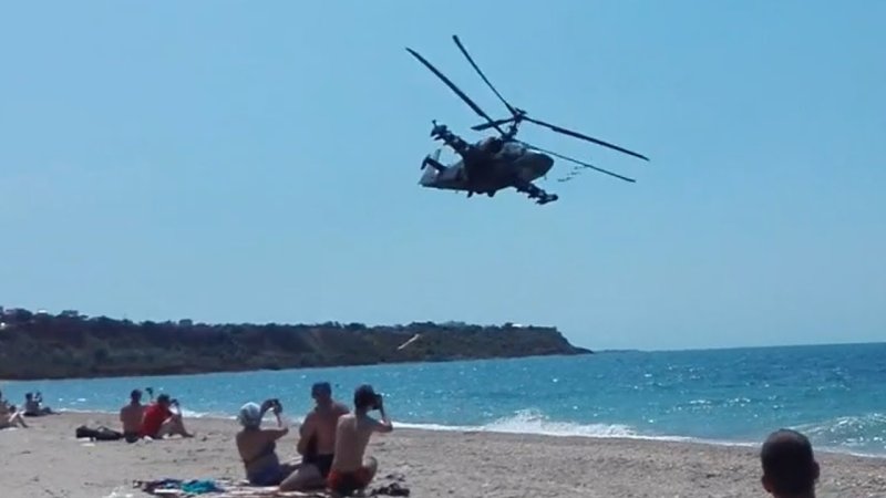 Вертолет над пляжем