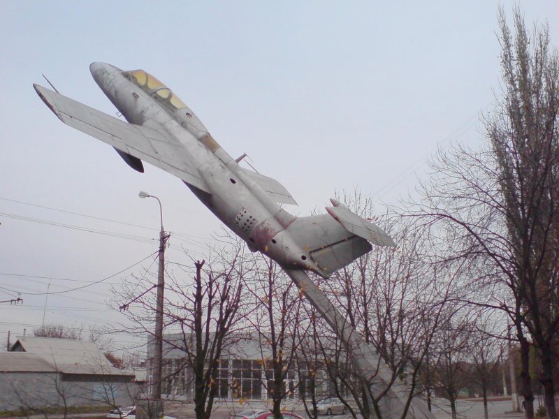 Памятник самолёту Аэро л-29 Дельфин