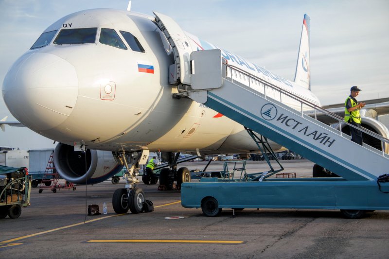 Самолет загружают