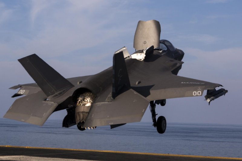 F35 самолет с вертикальным взлетом