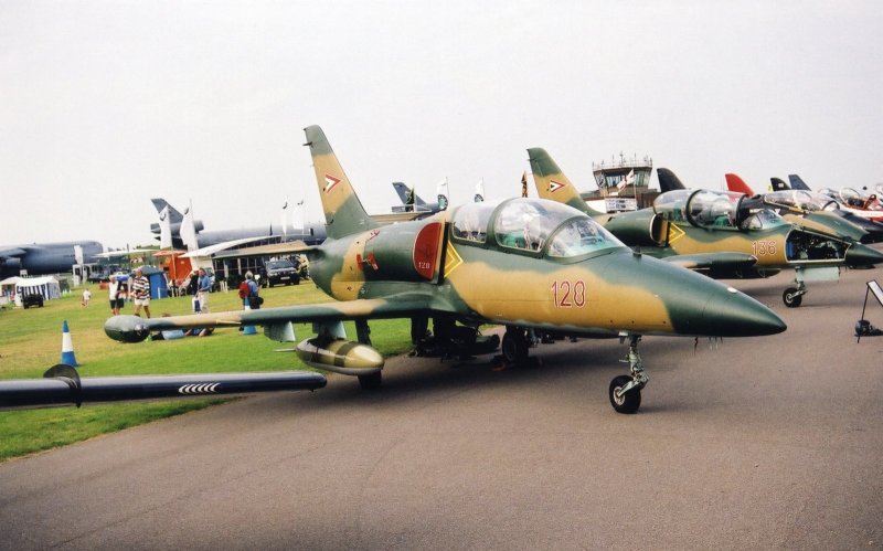 Учебный чешский самолет л-39