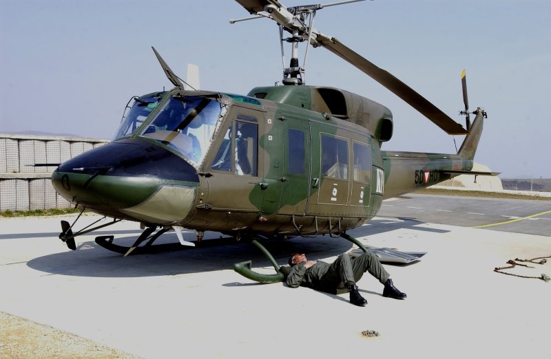 Bell 212 вертолет