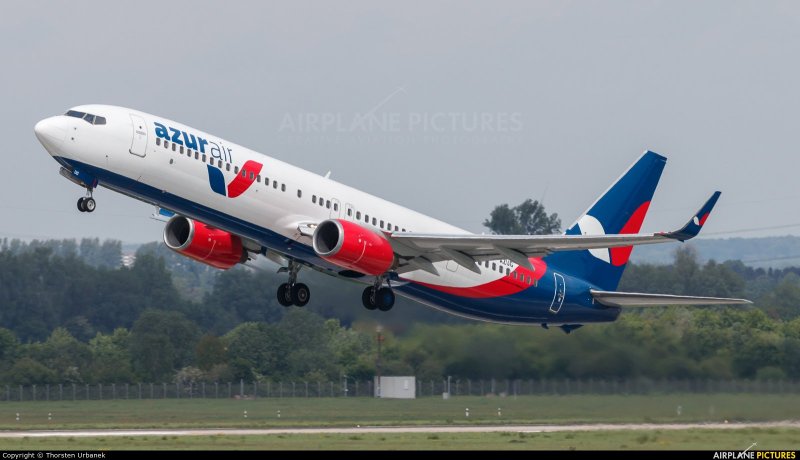 Azur Air Boeing 737-900 салон
