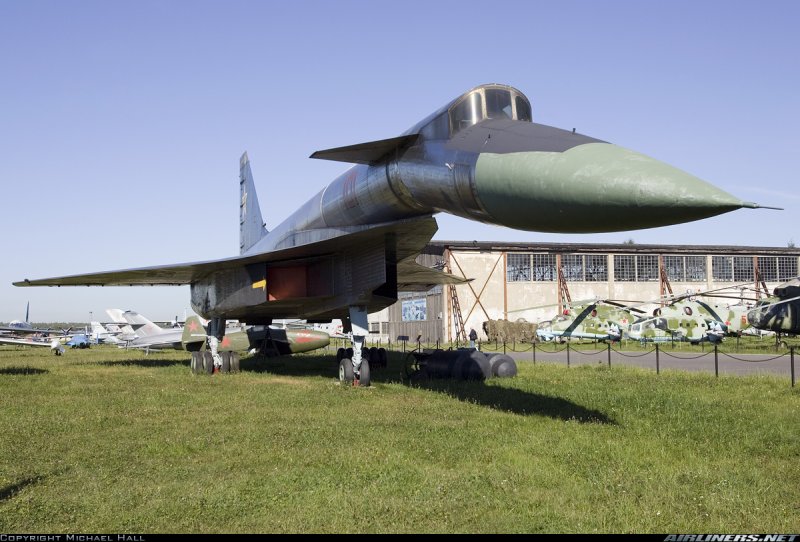 Самолет сотка Су-100 Павла сухого