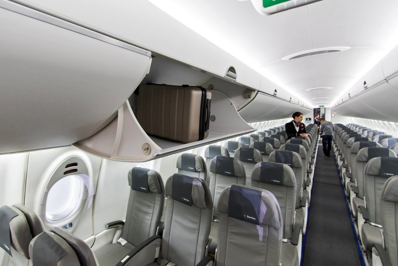 Embraer e195 салон