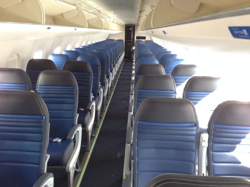 Embraer e175 салон