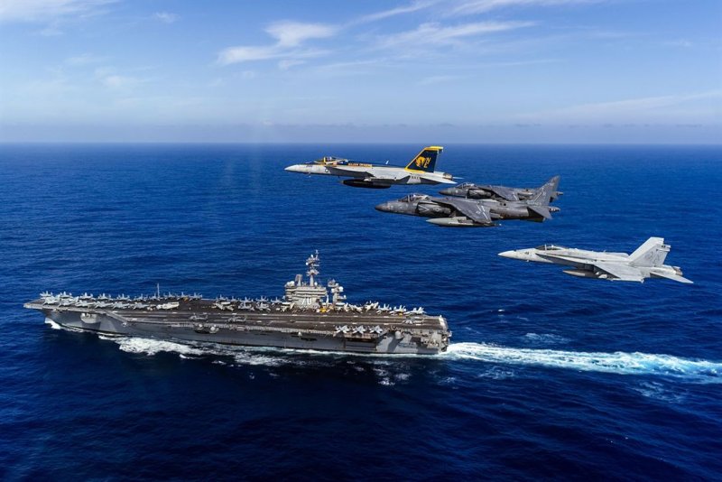 USS Carl Vinson истребители