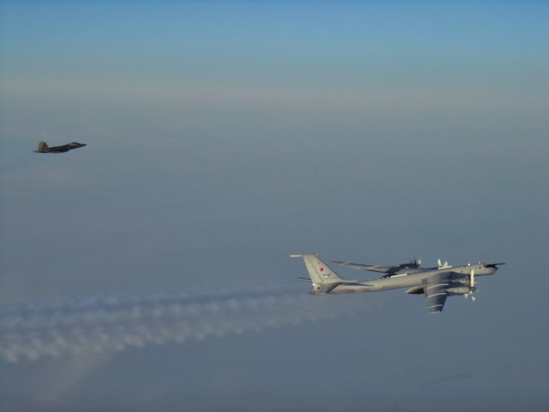 Ту-142 перехват
