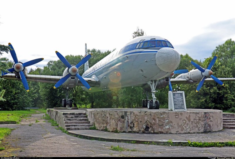 Памятник самолёту ил-18 (Шереметьево)
