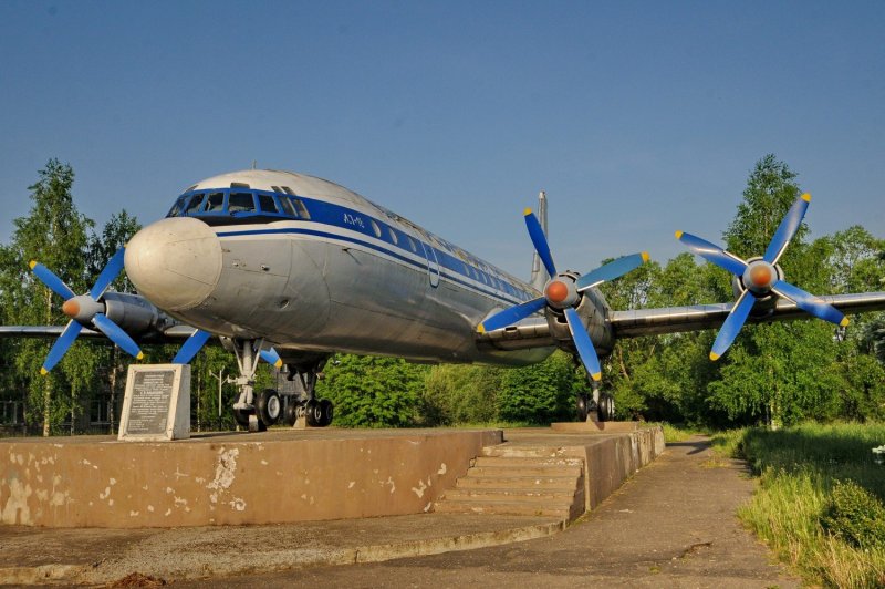 Памятник ил 18 в Вологде
