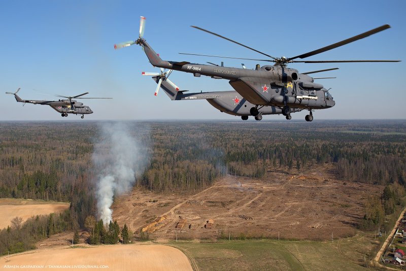Военный вертолет над орлом