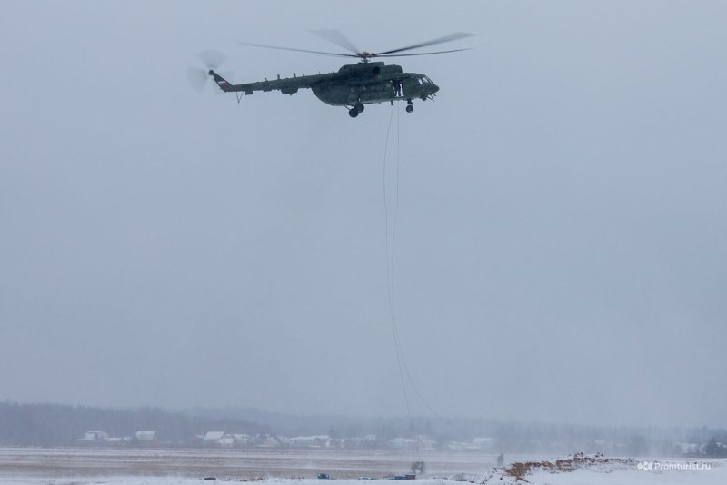 Военный вертолёт ми8 пролетел над Новоуральском